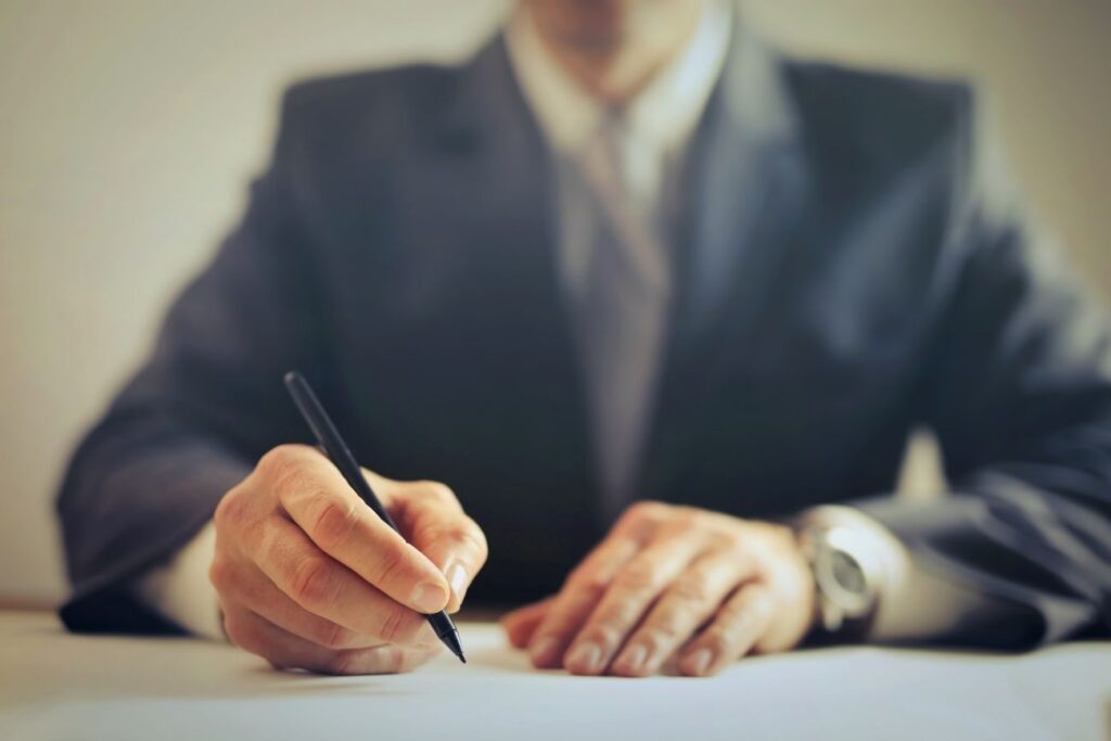 "Não perca tempo! Antecipe seu precatório hoje mesmo e junte-se aos mais de 5.000 clientes satisfeitos que já receberam seus valores de forma rápida e segura. Com mais de 20 anos de experiência, oferecemos um processo simples, sem burocracia, para que você possa desfrutar do seu dinheiro sem esperar anos na fila do governo. Aproveite esta oportunidade exclusiva por tempo limitado!"
